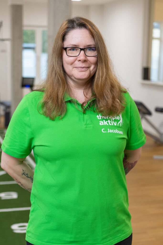 eine Frau in einem grünen Hemd