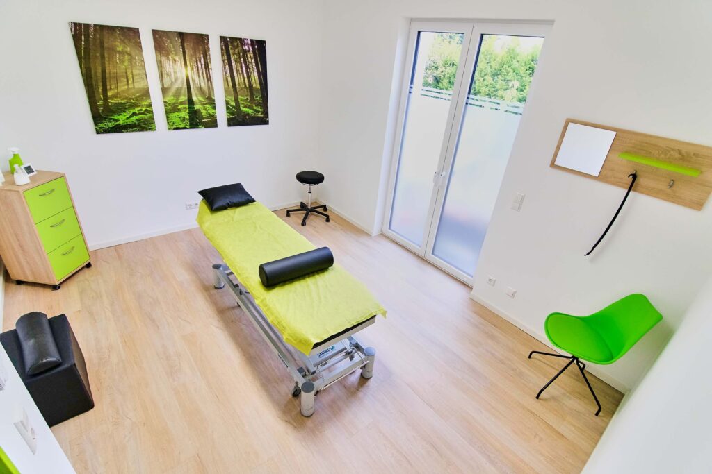 ein Raum mit Massagetisch und -stuhl