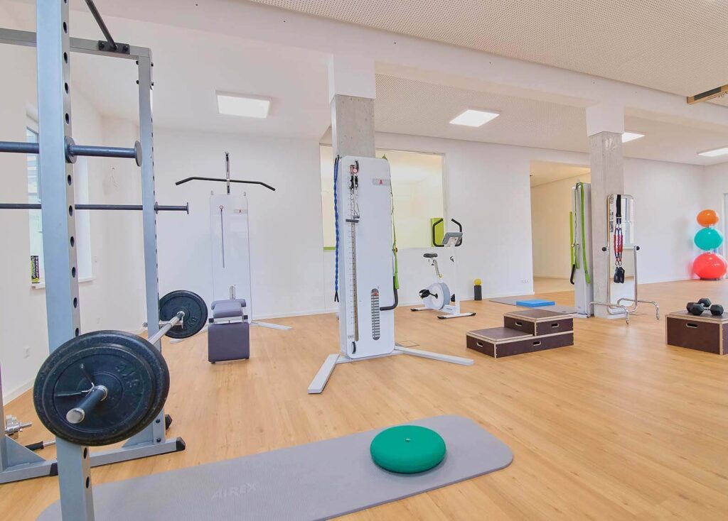 ein Raum mit Fitnessgeräten